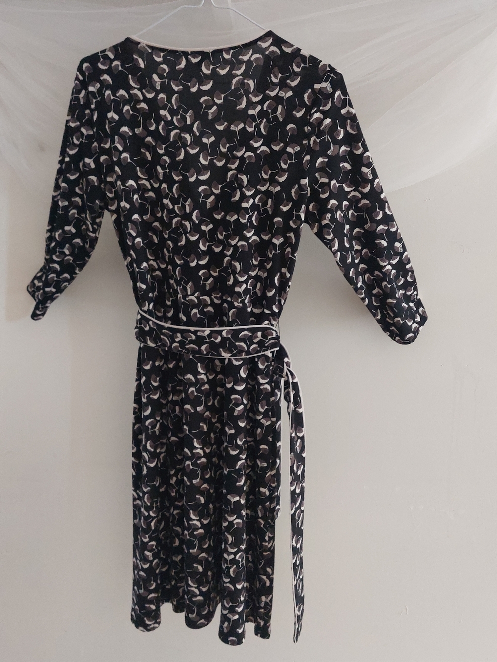 Jacob Black Cream Ginkgo Leaf Print Faux Wrap Dress 3/4 Sleeve Midi Size Medium - Picture 3 of 14